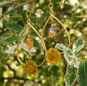 Statement earring with real flowers